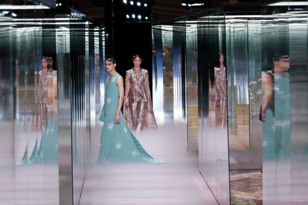 Париждегі арнайы көрсетілім кезіндегі Fendi Haute Couture Spring-Summer 2021 топтамасы. - Sputnik Қазақстан