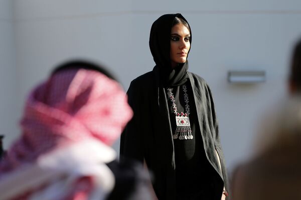 Коллекция принцессы Саудовской Аравии Сафии Хусейн во время показа мод в Эр-Рияде - Sputnik Казахстан