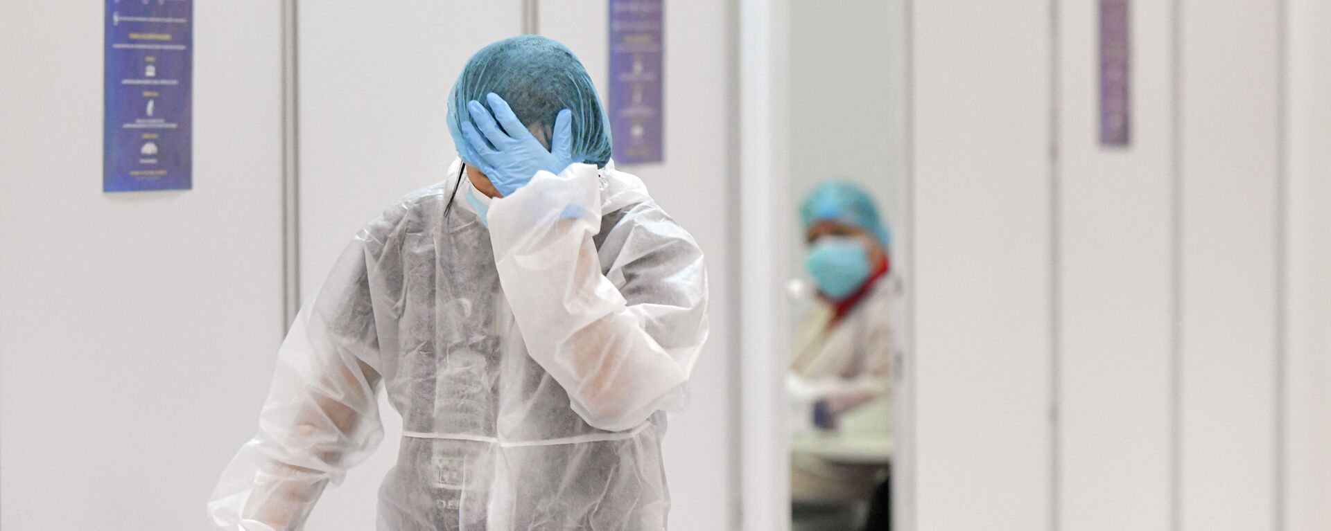 Врач в защитном костюме выходит после смены в больнице с коронавирусом  - Sputnik Казахстан, 1920, 22.02.2024