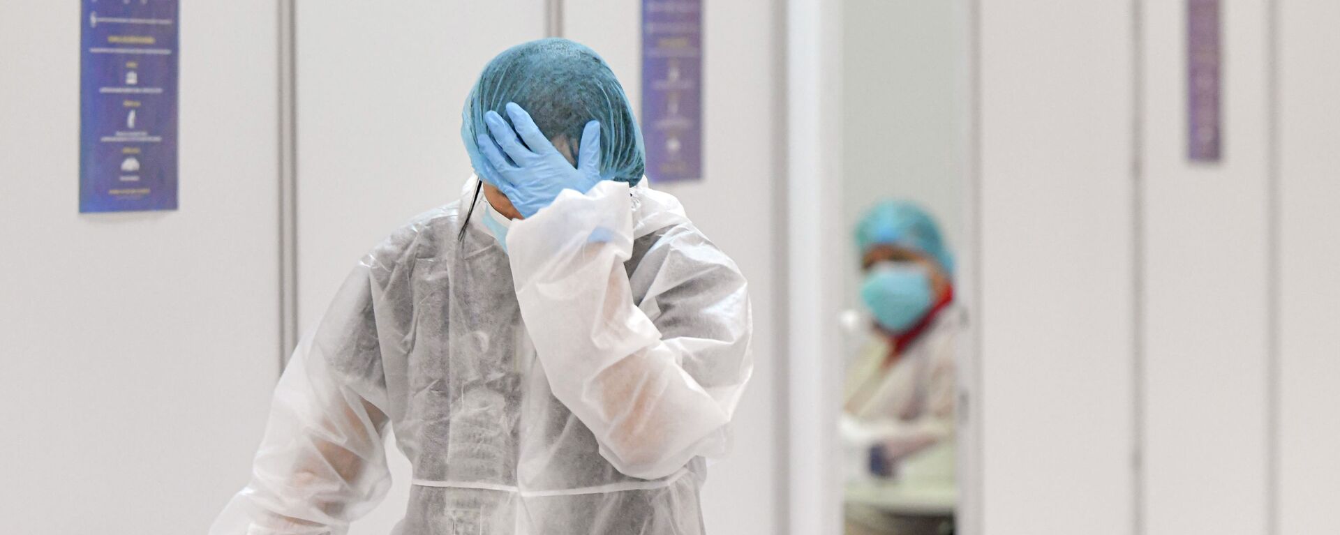 Врач в защитном костюме, архивное фото - Sputnik Казахстан, 1920, 03.04.2026