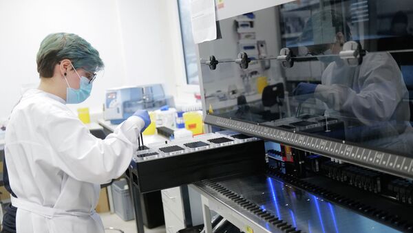 Сотрудник лаборатории проводит исследование для создания вакцины против коронавируса  - Sputnik Қазақстан