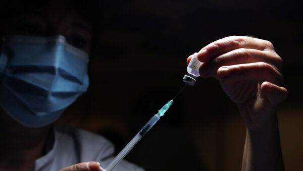 Врач набирает в шприц вакцину от коронавируса  - Sputnik Казахстан