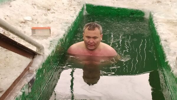 Кайырбек Аяшев установил новый рекорд по стоянию в ледяной воде - Sputnik Казахстан