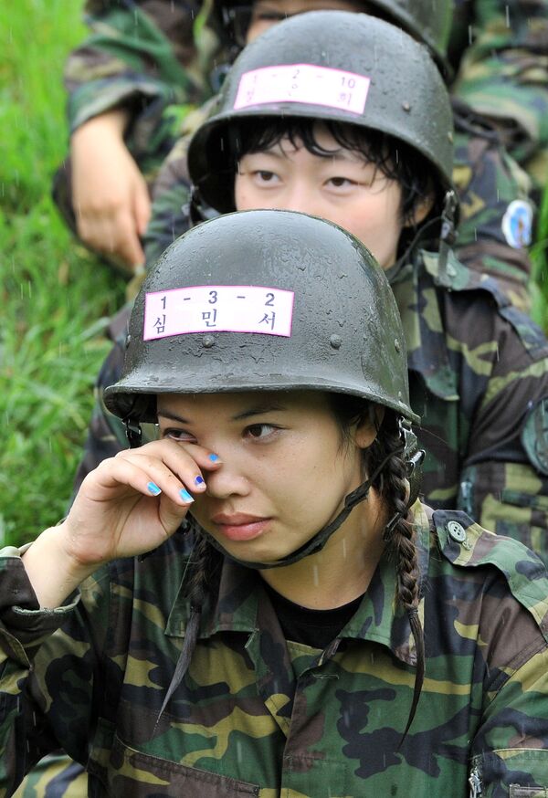 Девушки во время тренировочного лагеря для гражданских лиц в Сеуле  - Sputnik Казахстан