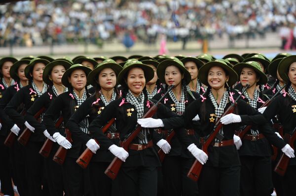 Вьетнамдағы әскери парад кезінде Вьетконг сарбаздарының киімін киген жауынгерлер - Sputnik Қазақстан