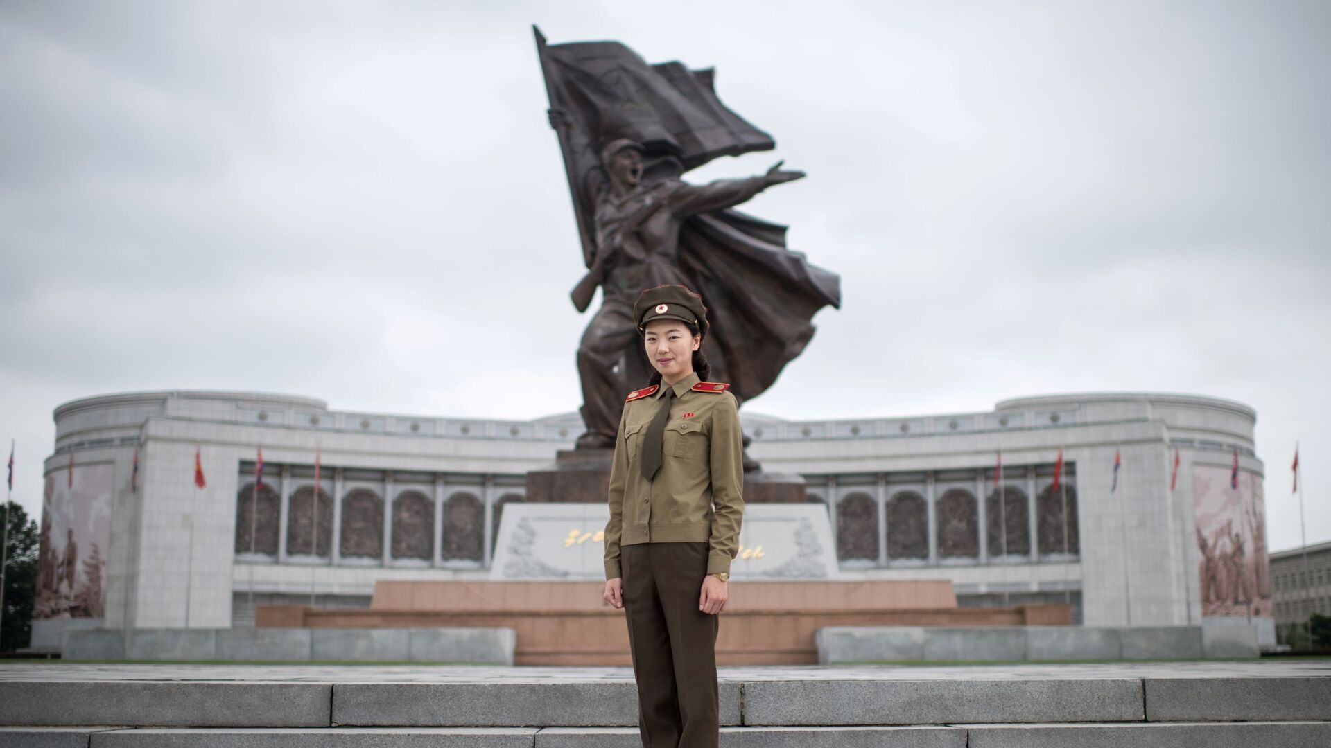 Капитан Корейской народной армии Чхве Ун-Чон позирует у Военного музея в Пхеньяне - Sputnik Казахстан, 1920, 14.05.2022