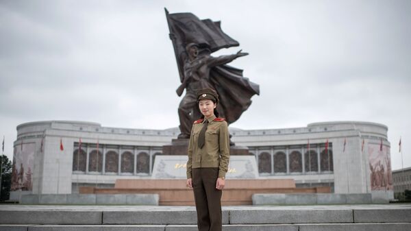 Капитан Корейской народной армии Чхве Ун-Чон позирует у Военного музея в Пхеньяне - Sputnik Казахстан