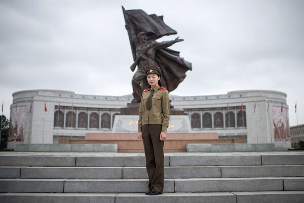 Капитан Корейской народной армии Чхве Ун-Чон позирует у Военного музея в Пхеньяне - Sputnik Казахстан