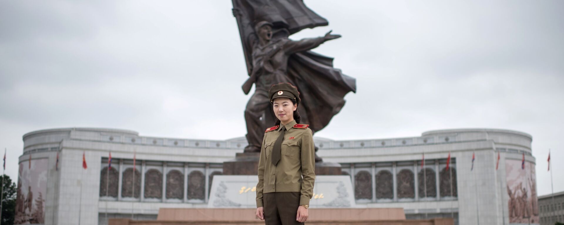 Капитан Корейской народной армии Чхве Ун-Чон позирует у Военного музея в Пхеньяне - Sputnik Казахстан, 1920, 14.05.2022