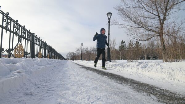 Человек бежит по зимней набережной  - Sputnik Казахстан