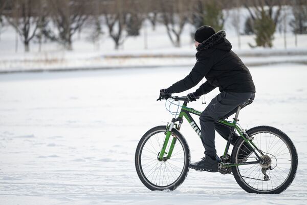 Мальчик катается на велосипеде зимой  - Sputnik Казахстан