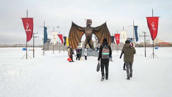 Дракон у катка, оформленного в виде замка в стиле Игры престолов в Триатлон парке  - Sputnik Казахстан