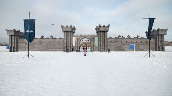Каток, оформленный в виде замка в стиле Игры престолов в Триатлон парке  - Sputnik Казахстан