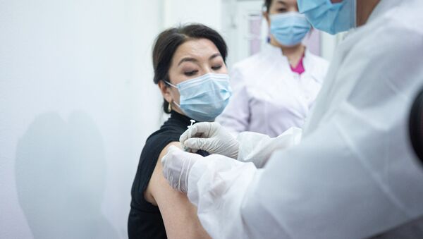 Вице-министр Ажар Гиният получает вакцину от коронавируса - Sputnik Казахстан