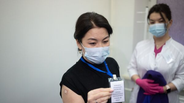 Вице-министр Ажар Гиният получает вакцину от коронавируса - Sputnik Қазақстан
