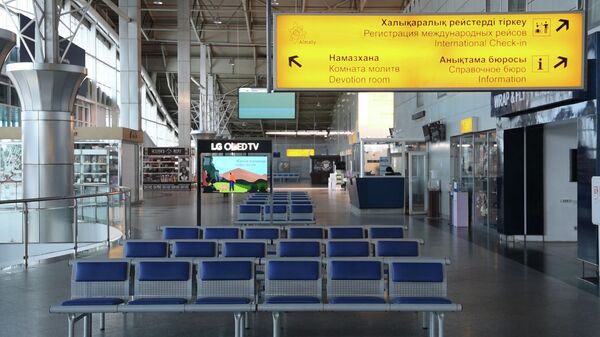 Досмотр пассажиров в зоне внутренних вылетов алматинского аэропорта - Sputnik Қазақстан