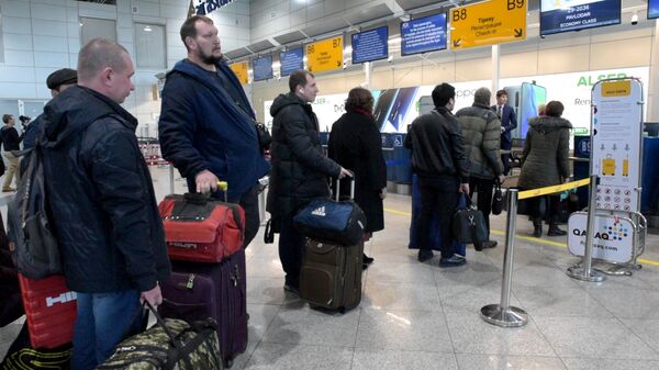 Досмотр пассажиров в зоне внутренних вылетов алматинского аэропорта - Sputnik Казахстан