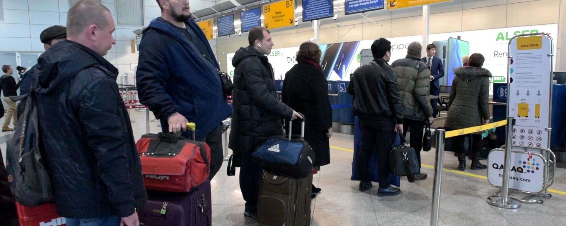 Досмотр пассажиров в зоне внутренних вылетов алматинского аэропорта - Sputnik Казахстан, 1920, 01.02.2025