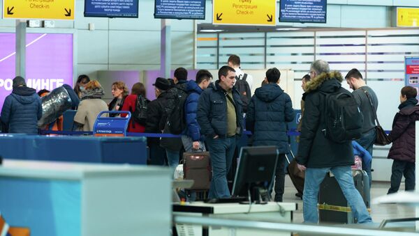 Досмотр пассажиров в зоне внутренних вылетов алматинского аэропорта - Sputnik Қазақстан