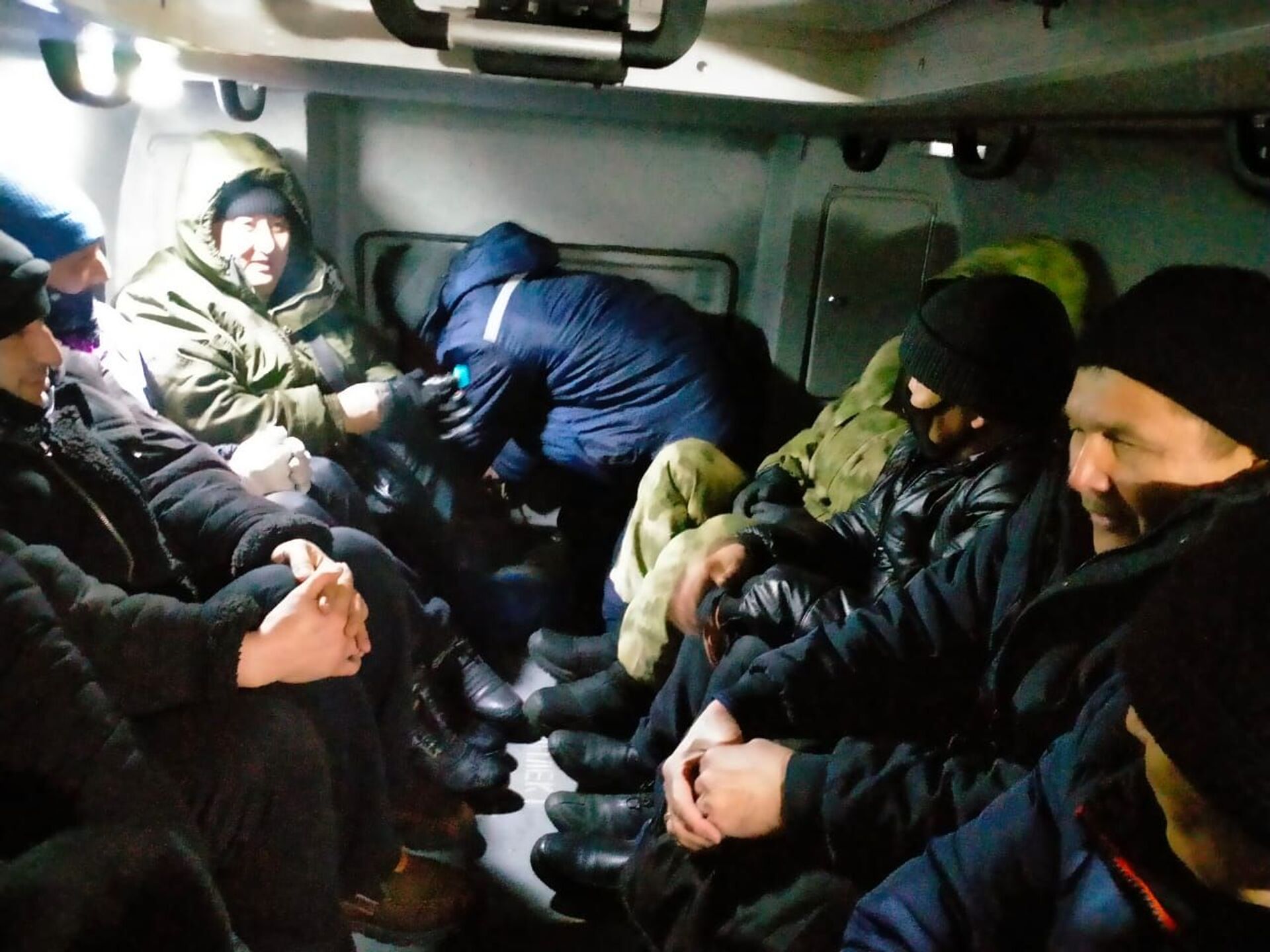 Дальнобойщики провели в снежном плену двое суток в Алматинской области - Sputnik Казахстан, 1920, 01.02.2021