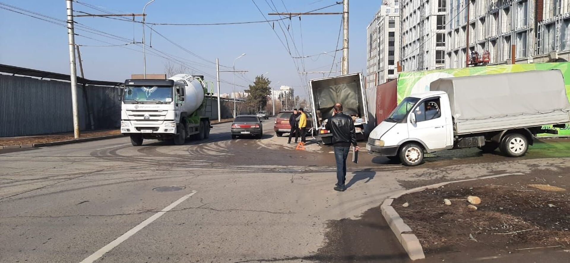 Протащил авто несколько метров: грузовик и легковушка столкнулись в Алматы - Sputnik Казахстан, 1920, 02.02.2021
