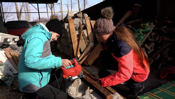 Все свободное время сестры Каримовы проводят за изготовлением будок для собак и следят в своем поселке за живодерами - Sputnik Казахстан