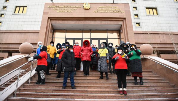 Группа людей с кастрюлями устроили акцию протеста у здания Минздрава  - Sputnik Казахстан