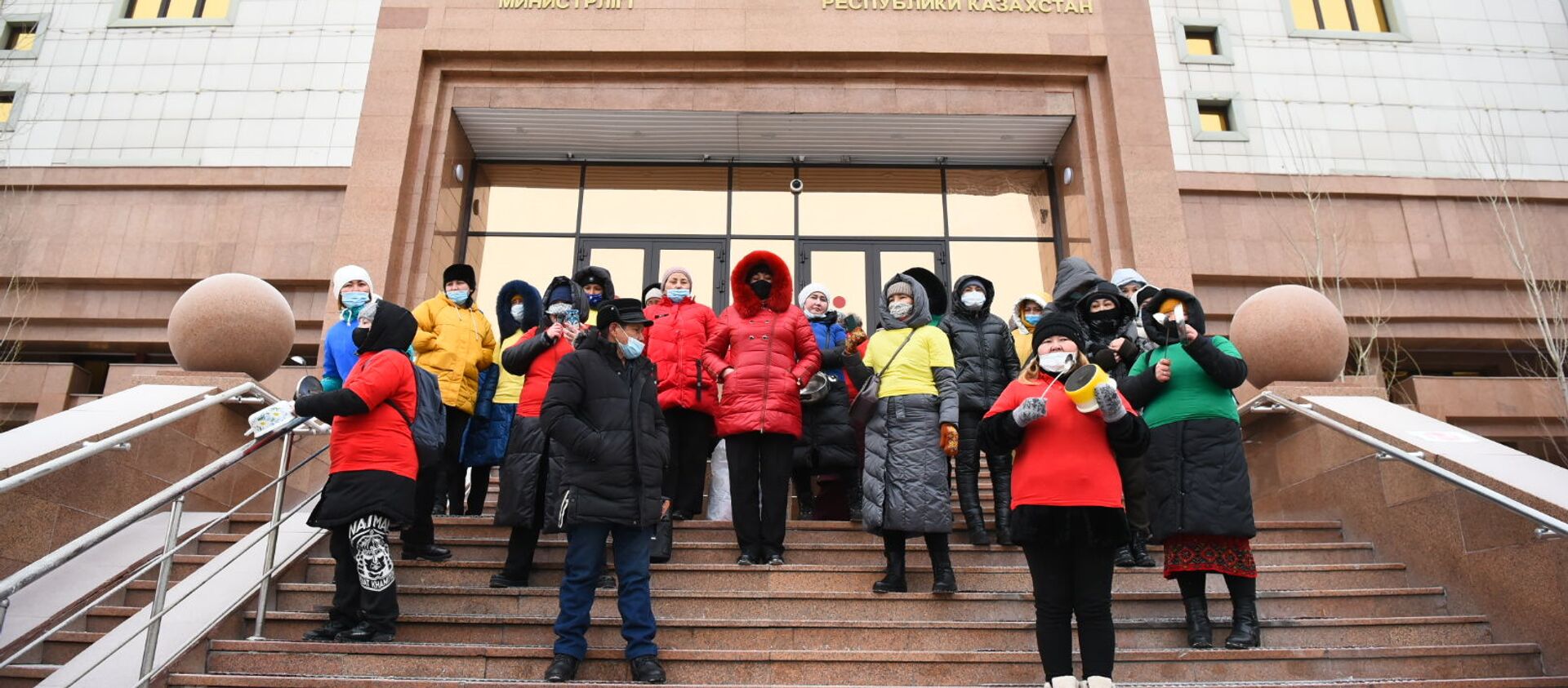 Группа людей с кастрюлями устроили акцию протеста у здания Минздрава  - Sputnik Казахстан, 1920, 03.02.2021