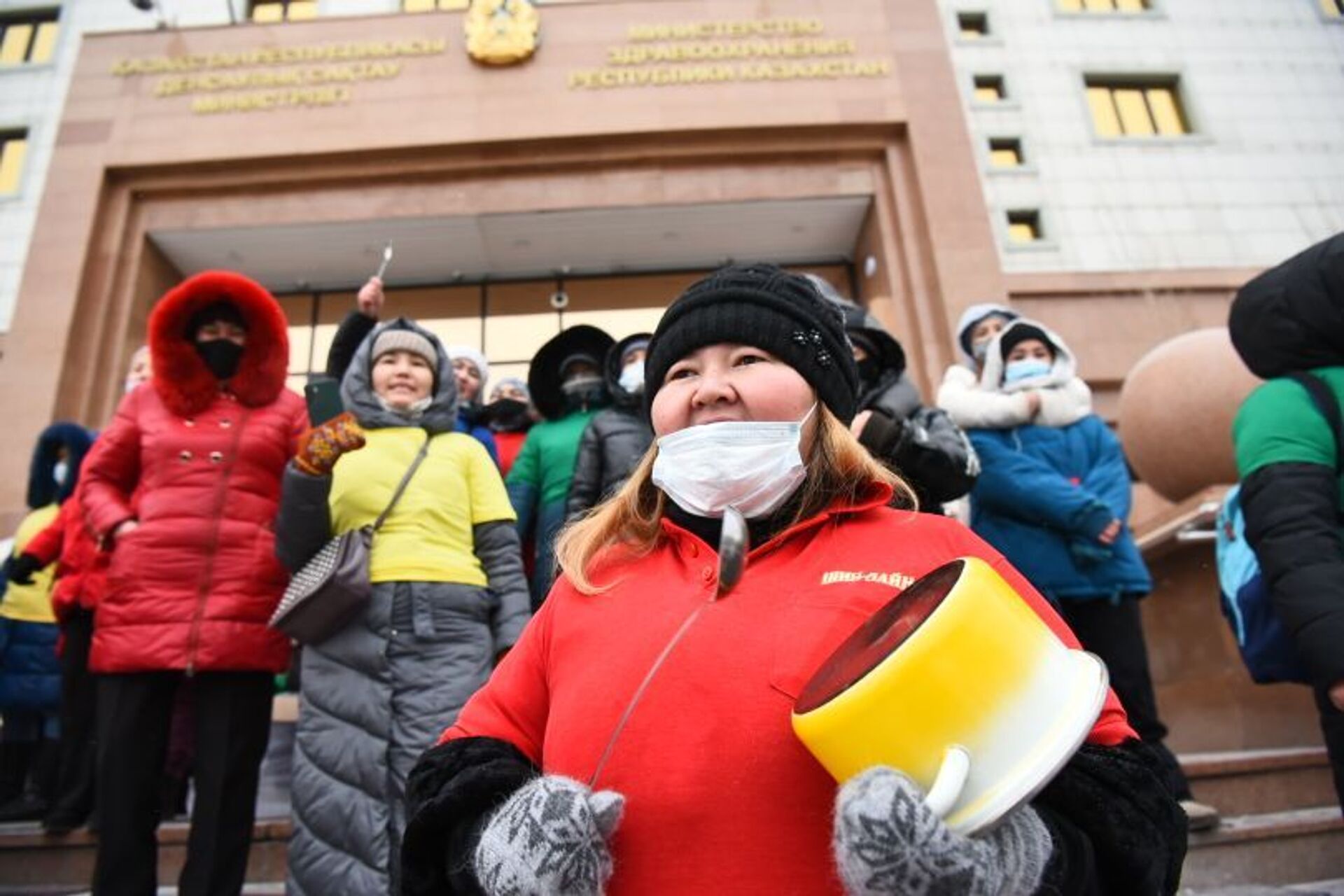 Противники вакцинации и QR-кода устроили акцию протеста у здания Минздрава Казахстана - Sputnik Казахстан, 1920, 03.02.2021