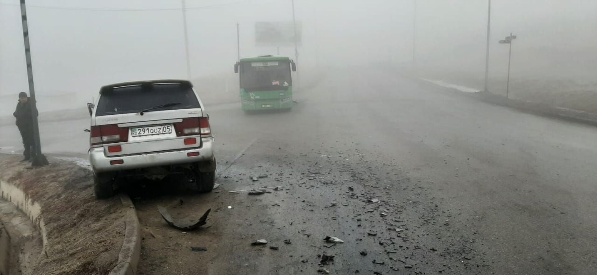Такси расплющило об автобус в Алматы: из-за тумана произошло 5 аварий – фото - Sputnik Казахстан, 1920, 03.02.2021