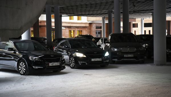 Автомобили у здания мажилиса парламента  - Sputnik Казахстан