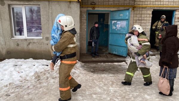 Двух девочек спасли из горящего общежития в Уральске - Sputnik Казахстан