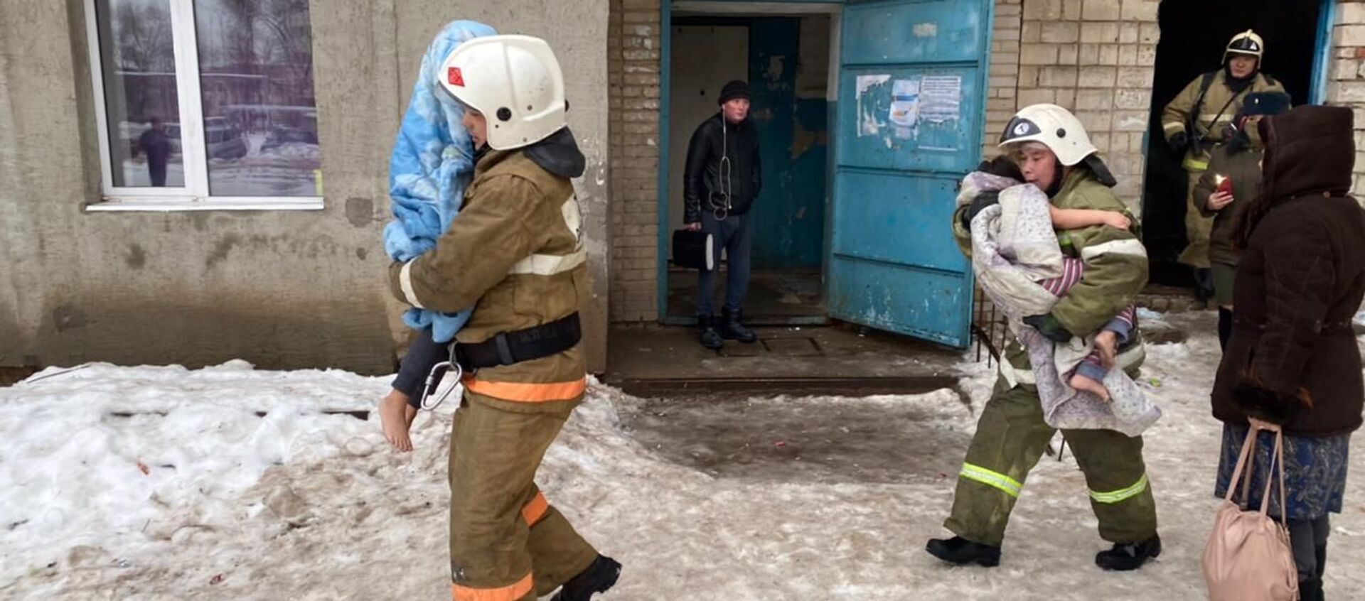 Двух девочек спасли из горящего общежития в Уральске - Sputnik Казахстан, 1920, 03.02.2021