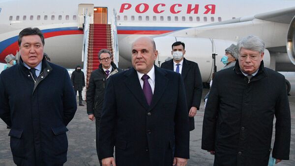 Председатель правительства РФ Михаил Мишустин во время встречи в международном аэропорту Алматы - Sputnik Казахстан
