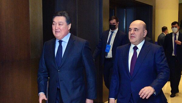 Председатель правительства РФ Михаил Мишустин и премьер-министр Казахстана Аскар Мамин (слева), архивное фото - Sputnik Казахстан
