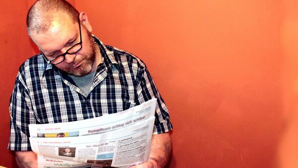 Мужчина читает газету - Sputnik Казахстан