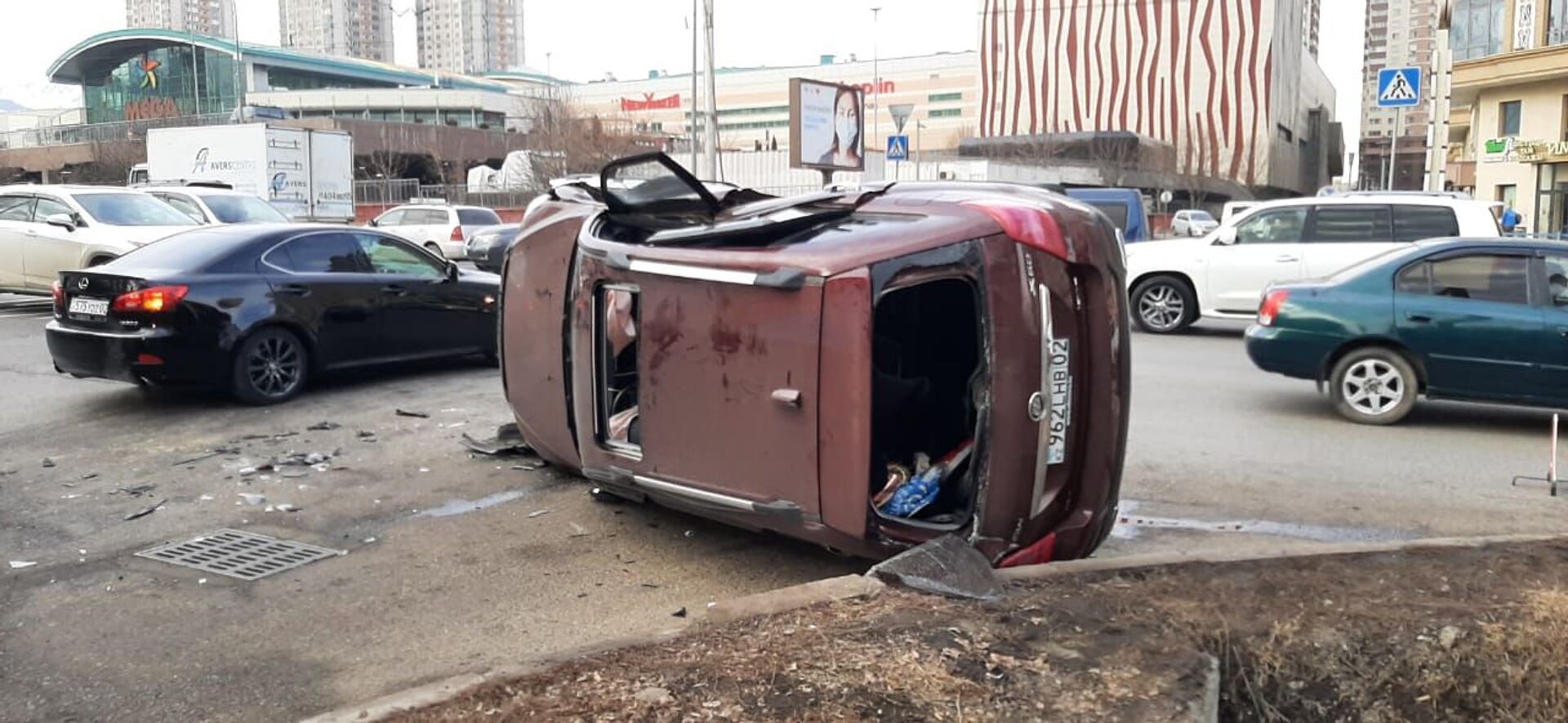 Два ДТП с участием пяти авто произошло в Алматы, есть пострадавшие - Sputnik Казахстан, 1920, 08.02.2021