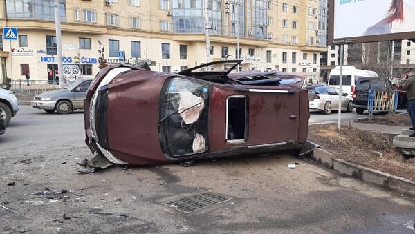 Перевернутый автомобиль на месте ДТП - Sputnik Казахстан
