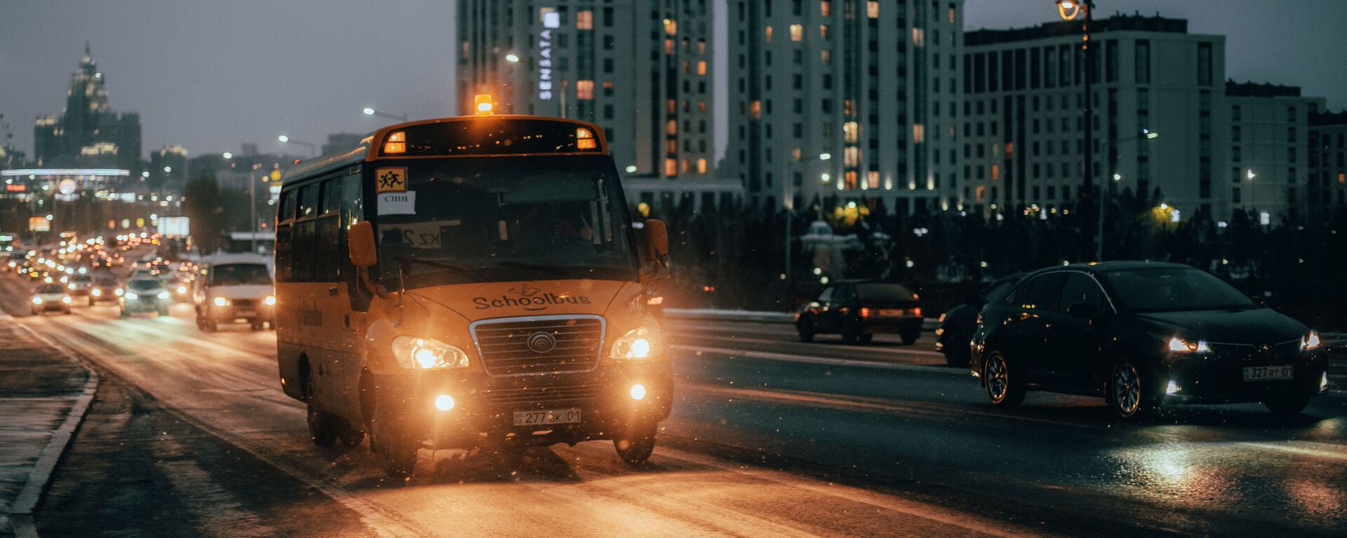 Школьный автобус на вечерней улице - Sputnik Казахстан, 1920, 21.12.2022