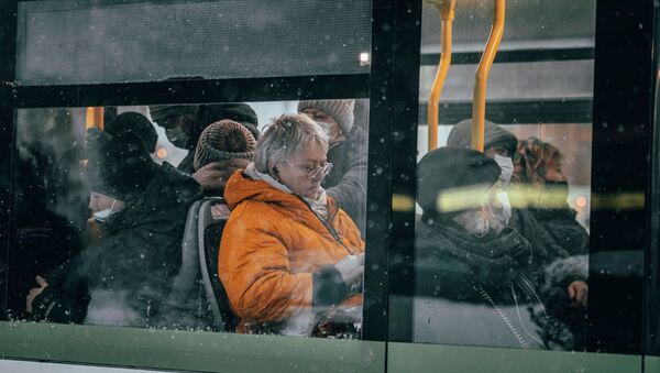 Пассажиры в автобусе, архивное фото - Sputnik Казахстан