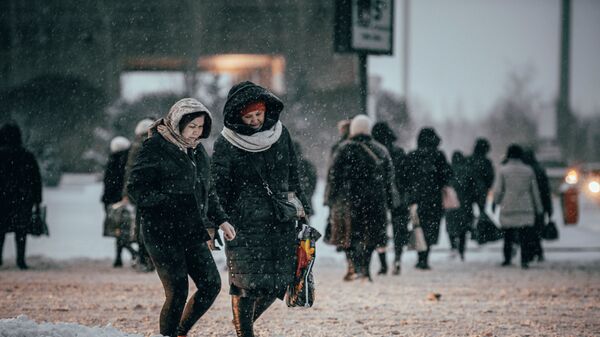 Пешеходы переходят дорогу - Sputnik Казахстан