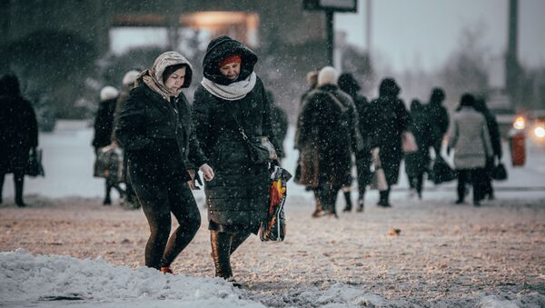 Пешеходы переходят дорогу - Sputnik Казахстан