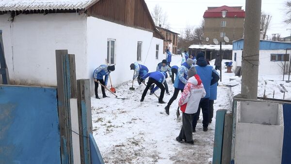 Волонтеры помогают пенсионерам в Нур-Султане - видео - Sputnik Казахстан