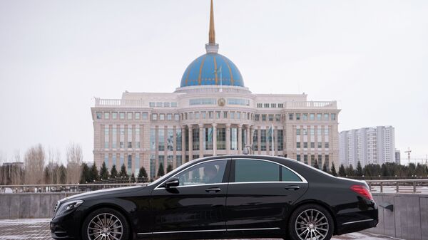 Автомобиль на площади у Акорды - Sputnik Казахстан
