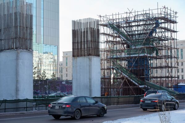 Недостроенные бетонные опоры проекта Астана LRT - Sputnik Казахстан
