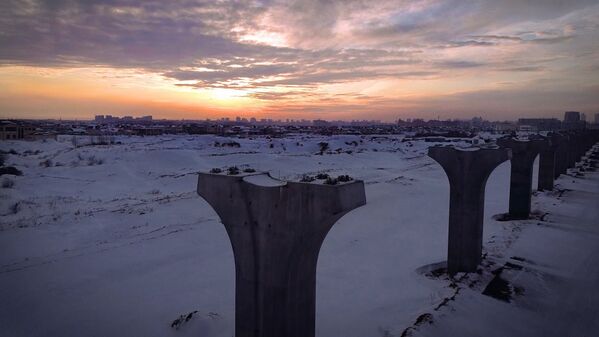 Күн батып бара жатқан сәттегі Astana LRT конструкциясының суреті жер бетінде тек қирандылар қалған ақырзаманды елестетеді.  - Sputnik Қазақстан