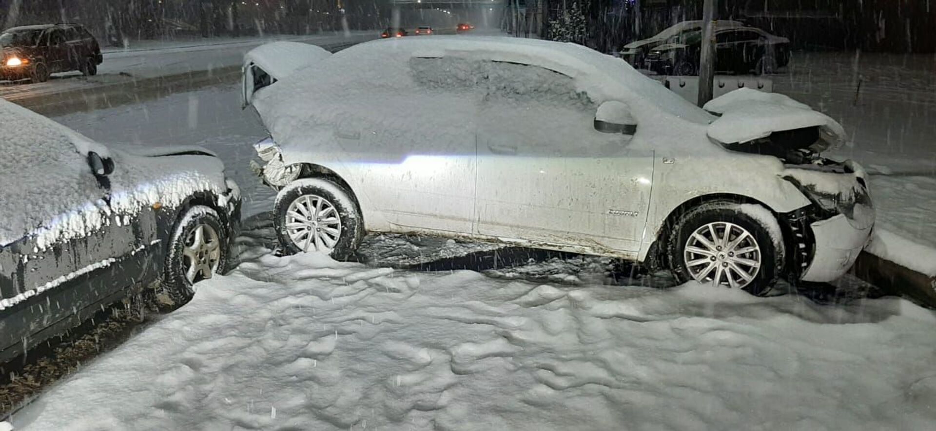 Снегопад привел к массовому ДТП в Алматы: пострадали пять человек - Sputnik Казахстан, 1920, 10.02.2021