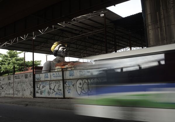 Декорация передвижной карнавальной платформы в мастерской в Рио-де-Жанейро  - Sputnik Қазақстан