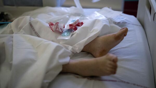 Окровавленные бинты на постели пациента палаты интенсивной терапии в больнице с коронавирусом  - Sputnik Казахстан