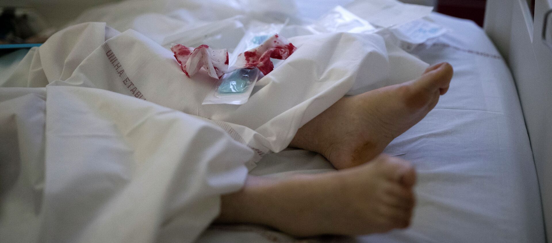 Окровавленные бинты на постели пациента палаты интенсивной терапии в больнице с коронавирусом  - Sputnik Казахстан, 1920, 17.03.2021